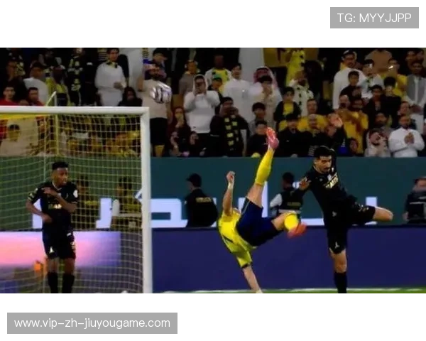 C罗被拍到在凌晨为队友做康复训练，团队责任感展露